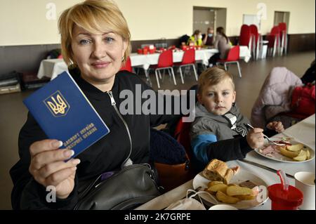 ©PHOTOPQR/L'EST REPUBLICAIN/ALEXANDRE MARCHI ; NANCY ; 19/03/2022 ; GUERRE EN UKRAINE - UNION EUROPEENNE - EXODE DES REFUGIES UKRAINIENS - ACCUEIL EN FRANKREICH - KRIEG - FLÜCHTLINGE. Nancy, 19. märz 2022. Oksana (53 ans) et Timothée (4 ans), dans la grande salle de Gentilly, après l'arrivée d'un Bus avec 100 réfugiés de guerre ukrainiens, prinicpalement des femmes avec des enftans, ayant transités par Lublin (Pologne) avant d'arriver à Nancy. FOTO Alexandre MARCHI. - Frankreich 19. März 2022 Gentilly - Ankunft eines Busses mit 100 ukrainischen Kriegsflüchtlingen Stockfoto