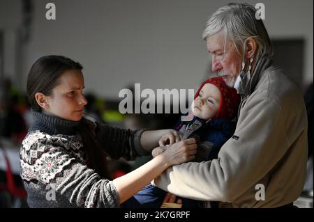 ©PHOTOPQR/L'EST REPUBLICAIN/ALEXANDRE MARCHI ; NANCY ; 19/03/2022 ; GUERRE EN UKRAINE - UNION EUROPEENNE - EXODE DES REFUGIES UKRAINIENS - ACCUEIL EN FRANKREICH - KRIEG - FLÜCHTLINGE. Nancy, 19. märz 2022. UN Grand-père, une femme et son enfant, dans la grande salle de Gentilly, après l'arrivée d'un Bus avec 100 réfugiés de guerre ukrainiens, prinicpalement des femmes avec des enftans, ayant transités par Lublin (Pologne) avant d'arriver à Nancy. FOTO Alexandre MARCHI. - Frankreich 19. März 2022 Gentilly - Ankunft eines Busses mit 100 ukrainischen Kriegsflüchtlingen Stockfoto