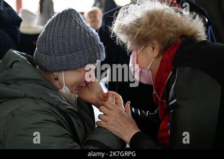 ©PHOTOPQR/L'EST REPUBLICAIN/ALEXANDRE MARCHI ; NANCY ; 19/03/2022 ; GUERRE EN UKRAINE - UNION EUROPEENNE - EXODE DES REFUGIES UKRAINIENS - ACCUEIL EN FRANKREICH - KRIEG - FLÜCHTLINGE. Nancy, 19. märz 2022. Larissa (G) réfugiée de guerre ukrainienne en larmes dans les bras de Brigitte qui va l'héberger chez elle, FOTO Alexandre MARCHI. - Frankreich 19. März 2022 Gentilly - Ankunft eines Busses mit 100 ukrainischen Kriegsflüchtlingen Stockfoto