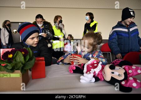 ©PHOTOPQR/L'EST REPUBLICAIN/ALEXANDRE MARCHI ; NANCY ; 19/03/2022 ; GUERRE EN UKRAINE - UNION EUROPEENNE - EXODE DES REFUGIES UKRAINIENS - ACCUEL EN FRANKREICH - KRIEG - FLÜCHTLINGE - ENFANT - ENFANTS. Nancy, 19. märz 2022. Arrivée d'un Bus avec 100 réfugiés de guerre ukrainiens ayant transités par Lublin (Pologne) avant d'arriver à Nancy. FOTO Alexandre MARCHI. - Frankreich 19. März 2022 Gentilly - Ankunft eines Busses mit 100 ukrainischen Kriegsflüchtlingen Stockfoto