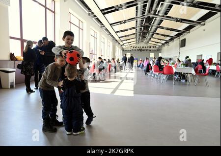 ©PHOTOPQR/L'EST REPUBLICAIN/ALEXANDRE MARCHI ; NANCY ; 19/03/2022 ; GUERRE EN UKRAINE - UNION EUROPEENNE - EXODE DES REFUGIES UKRAINIENS - ACCUEIL EN FRANKREICH - KRIEG - FLÜCHTLINGE. Nancy, 19. märz 2022. Des enfants réfugiés jouent au ballon, dans la grande salle de Gentilly, après l'arrivée d'un Bus avec 100 réfugiés de guerre ukrainiens, prinicpalement des femmes avec des enftans, ayant transités par Lublin (Pologne) avant d'arriver à Nancy. FOTO Alexandre MARCHI. - Frankreich 19. März 2022 Gentilly - Ankunft eines Busses mit 100 ukrainischen Kriegsflüchtlingen Stockfoto