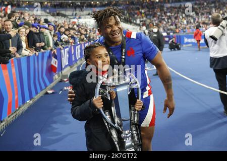 ©Sebastien Muylaert/MAXPPP - Paris 19/03/2022 Jonathan Danty aus Frankreich feiert mit der Six Nations Trophäe nach dem Guinness Six Nations Rugby Spiel zwischen Frankreich und England im Stade de France in Paris, Frankreich. 19.03.2022 Stockfoto