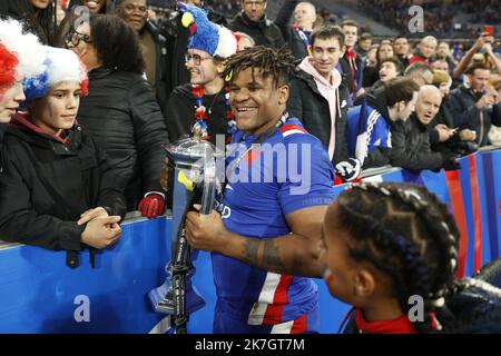 ©Sebastien Muylaert/MAXPPP - Paris 19/03/2022 Jonathan Danty aus Frankreich feiert mit der Six Nations Trophäe nach dem Guinness Six Nations Rugby Spiel zwischen Frankreich und England im Stade de France in Paris, Frankreich. 19.03.2022 Stockfoto