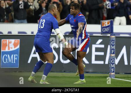 ©Sebastien Muylaert/MAXPPP - Paris 19/03/2022 Jonathan Danty und Gael Fickou aus Frankreich reagieren während des Guinness Six Nations-Spiels zwischen Frankreich und Irland im Stade de France in Paris. 19.03.2022 Stockfoto