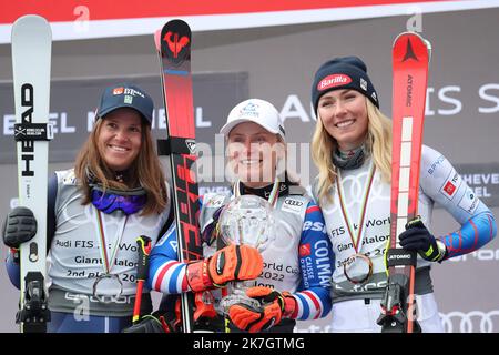 ©Pierre Teyssot/MAXPPP ; FIS Alpine Ski World Cup Finals - Courchevel Meribel - . Meribel, Frankreich am 20. März 2022. Riesenslalom-Gesamtsiegerin die französische Tessa Worley (C) feiert auf dem Podium, flankiert von der zweitplatzierten Schwedin Sara Hector (L) und der drittplatzierten US-Amerikanerin Mikaela Shiffrin, nachdem der Riesenslalom der Frauen mit einem kleinen Globus die Gesamtwertung des Riesenslaloms gewinnt. â© Pierre Teyssot/Maxppp Stockfoto