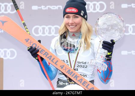 ©Pierre Teyssot/MAXPPP ; FIS Alpine Ski World Cup Finals - Courchevel Meribel - . Meribel, Frankreich am 20. März 2022. General Overall FIS Alpine Ski Gewinnerin US ' Mikaela Shiffrin hält die Kristallkugel auf dem Podium. â© Pierre Teyssot/Maxppp Stockfoto