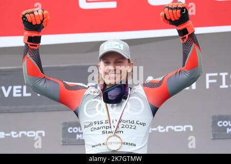 ©Pierre Teyssot/MAXPPP ; FIS Alpine Ski World Cup Finals - Courchevel Meribel - . Meribel, Frankreich am 20. März 2022. Der Norweger Henrik Kristoffersen feiert auf dem Podium seinen Small Globe, nachdem er die Herren-Slalom-Saison gewonnen hat Â© Pierre Teyssot / Maxppp Stockfoto