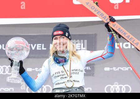 ©Pierre Teyssot/MAXPPP ; FIS Alpine Ski World Cup Finals - Courchevel Meribel - . Meribel, Frankreich am 20. März 2022. General Overall FIS Alpine Ski Gewinnerin US ' Mikaela Shiffrin hält die Kristallkugel auf dem Podium. â© Pierre Teyssot/Maxppp Stockfoto