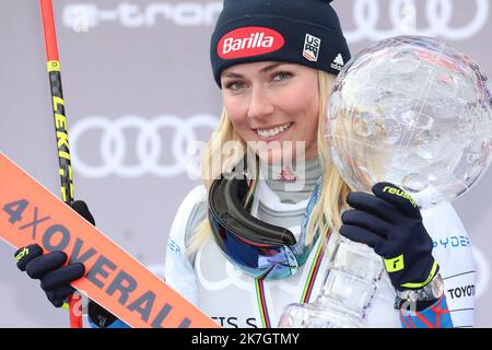 ©Pierre Teyssot/MAXPPP ; FIS Alpine Ski World Cup Finals - Courchevel Meribel - . Meribel, Frankreich am 20. März 2022. General Overall FIS Alpine Ski Gewinnerin US ' Mikaela Shiffrin hält die Kristallkugel auf dem Podium. â© Pierre Teyssot/Maxppp Stockfoto