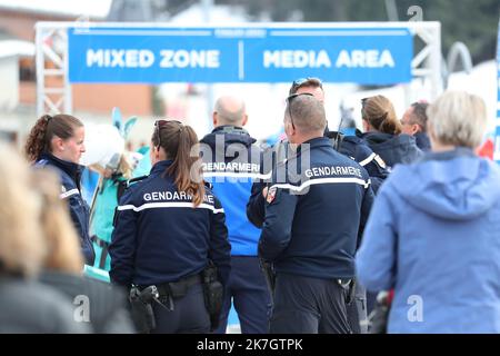 ©Pierre Teyssot/MAXPPP ; FIS Alpine Ski World Cup Finals - Courchevel Meribel - . Meribel, Frankreich am 20. März 2022. Die französische Gendarmerie ist senn in der Nähe des Eingangs. â© Pierre Teyssot/Maxppp Stockfoto