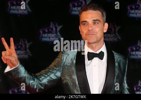 ©Francois Glories/MAXPPP - 13/11/2016 der englische Sänger Robbie Williams kommt auf den roten Teppich für 18. NRJ Music Awards in Cannes Frankreich. November 12 2016. Stockfoto