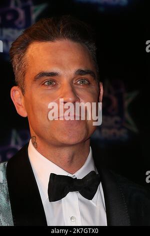 ©Francois Glories/MAXPPP - 13/11/2016 der englische Sänger Robbie Williams kommt auf den roten Teppich für 18. NRJ Music Awards in Cannes Frankreich. November 12 2016. Stockfoto