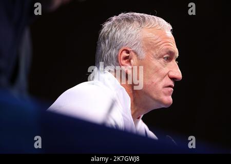 ©PHOTOPQR/LE PARISIEN/LP / ARNAUD JOURNOIS ; CLAIREFONTAINE EN YVELINES ; 21/03/2022 ; RASSEMBLEMENT DE L'EQUIPE DE FRANCE DE FOOTBALL A CLAIREFONTAINE POUR PREPARER LES MATCHS AMICAUX CONTRE LA COTE-D'IVOIRE LE 25 MARS A -MARSEILLE ET L'AFRIQUE-DU-SUD LE 29 A -LILLE / DIDIER DESCHAMPS SELECTIONEUR DE L'EQUIPE DE FRANCE CLAREFON,TAINE, FRANKREICH, MÄRZ 21ST 2022. Didier Deschamp, französischer Nationaltrainer, hat das Team wieder vereint, um Freundschaftsspiele vorzubereiten. Stockfoto