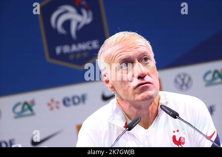 ©PHOTOPQR/LE PARISIEN/LP / ARNAUD JOURNOIS ; CLAIREFONTAINE EN YVELINES ; 21/03/2022 ; RASSEMBLEMENT DE L'EQUIPE DE FRANCE DE FOOTBALL A CLAIREFONTAINE POUR PREPARER LES MATCHS AMICAUX CONTRE LA COTE-D'IVOIRE LE 25 MARS A -MARSEILLE ET L'AFRIQUE-DU-SUD LE 29 A -LILLE / DIDIER DESCHAMPS SELECTIONEUR DE L'EQUIPE DE FRANCE CLAREFON,TAINE, FRANKREICH, MÄRZ 21ST 2022. Didier Deschamp, französischer Nationaltrainer, hat das Team wieder vereint, um Freundschaftsspiele vorzubereiten. Stockfoto