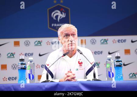 ©PHOTOPQR/LE PARISIEN/LP / ARNAUD JOURNOIS ; CLAIREFONTAINE EN YVELINES ; 21/03/2022 ; RASSEMBLEMENT DE L'EQUIPE DE FRANCE DE FOOTBALL A CLAIREFONTAINE POUR PREPARER LES MATCHS AMICAUX CONTRE LA COTE-D'IVOIRE LE 25 MARS A -MARSEILLE ET L'AFRIQUE-DU-SUD LE 29 A -LILLE / DIDIER DESCHAMPS SELECTIONEUR DE L'EQUIPE DE FRANCE CLAREFON,TAINE, FRANKREICH, MÄRZ 21ST 2022. Didier Deschamp, französischer Nationaltrainer, hat das Team wieder vereint, um Freundschaftsspiele vorzubereiten. Stockfoto