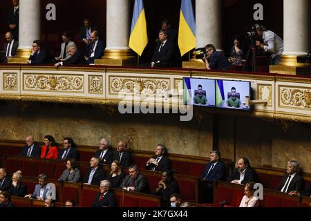 ©PHOTOPQR/LE PARISIEN/olivier corsan ; Paris ; 23/03/2022 ; Paris, Frankreich, le 23 mars 2022. Volodymyr Zelensky, le président de l'Ukraine, s'est exprimé devant l'Assemblée Nationale alors que son pays subit la guerre déclenchée par la Russie. Vadym Omelchenko, l'ambassadeur d'Ukraine en France, était présent dans l'hémicycle. MAG2022 - PARIS: Zelensky-Rede vor dem französischen Parlament Stockfoto
