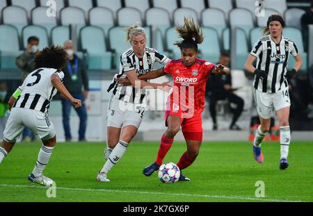 ©PHOTOPQR/LE PROGRES/Richard MOUILLAUD - Lyon 23/03/2022 - le 23/03/2022 Juventus OL Feminin UEFA -Quart de finalealler uefa Foot feminin JUVENTUS TURIN OL Catarina Macario en Duel avec Linda Sembrant UEFA Champions League Frauen Fußballspiel - Juventus Frauen gegen Olympique Lyonnais Stockfoto