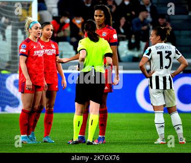 ©PHOTOPQR/LE PROGRES/Richard MOUILLAUD - Lyon 23/03/2022 - le 23/03/2022 Juventus OL Feminin UEFA -Quart de finalealler uefa Foot feminin JUVENTUS TURIN OL Carton Rouge Expulsion de Ellie Carpenter UEFA Champions League Frauen Fußballspiel - Juventus Frauen vs Olympique Lyonnais Stockfoto