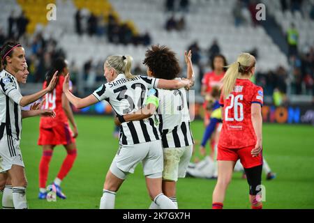 ©PHOTOPQR/LE PROGRES/Richard MOUILLAUD - Lyon 23/03/2022 - le 23/03/2022 Juventus OL Feminin UEFA -Quart de finalealler uefa Foot feminin JUVENTUS TURIN OL Joie des italiennes avec Linda Sembrant et Sara Gama UEFA Champions League Frauen Fußballspiel - Juventus Women vs Olympique Lyonnais Stockfoto