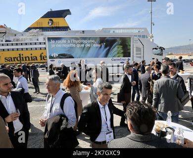 ©PHOTOPQR/NICE MATIN/Luc Boutria ; ; 24/03/2022 ; TOULON CAMION HYDROGENE SUR LE PORT DE TOULON CATHYOPE Port de Toulon, Village CATHyOPE (Embarquement Corse) : lancement du camion CATHyOPE Premier poids-lourd électrique-hydrogène de 44 Tonnen. Séance de roulage, une première mondiale. Toulon, Frankreich, märz 24. 2022 Einführung des CATHyOPE-Lastwagens, des ersten 44 Tonnen schweren Elektro-Wasserstoff-Lastwagens. Fahrsitzung, eine Weltneuheit. Stockfoto