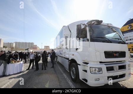 ©PHOTOPQR/NICE MATIN/Luc Boutria ; ; 24/03/2022 ; TOULON CAMION HYDROGENE SUR LE PORT DE TOULON CATHYOPE Port de Toulon, Village CATHyOPE (Embarquement Corse) : lancement du camion CATHyOPE Premier poids-lourd électrique-hydrogène de 44 Tonnen. Séance de roulage, une première mondiale. Toulon, Frankreich, märz 24. 2022 Einführung des CATHyOPE-Lastwagens, des ersten 44 Tonnen schweren Elektro-Wasserstoff-Lastwagens. Fahrsitzung, eine Weltneuheit. Stockfoto