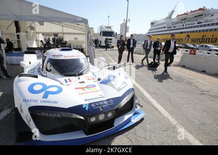 ©PHOTOPQR/NICE MATIN/Luc Boutria ; ; 24/03/2022 ; TOULON CAMION HYDROGENE SUR LE PORT DE TOULON CATHYOPE Port de Toulon, Village CATHyOPE (Embarquement Corse) : lancement du camion CATHyOPE Premier poids-lourd électrique-hydrogène de 44 Tonnen. Séance de roulage, une première mondiale. Toulon, Frankreich, märz 24. 2022 Einführung des CATHyOPE-Lastwagens, des ersten 44 Tonnen schweren Elektro-Wasserstoff-Lastwagens. Fahrsitzung, eine Weltneuheit. Stockfoto