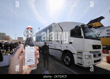 ©PHOTOPQR/NICE MATIN/Luc Boutria ; ; 24/03/2022 ; TOULON CAMION HYDROGENE SUR LE PORT DE TOULON CATHYOPE Port de Toulon, Village CATHyOPE (Embarquement Corse) : lancement du camion CATHyOPE Premier poids-lourd électrique-hydrogène de 44 Tonnen. Séance de roulage, une première mondiale. eau de Camion Toulon, Frankreich, märz 24. 2022 Einführung des CATHyOPE-Lkw, des ersten schweren Lastwagens mit 44 Tonnen Elektro-Wasserstoff. Fahrsitzung, eine Weltneuheit. Stockfoto