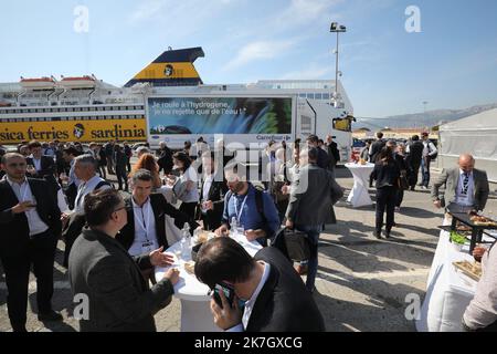 ©PHOTOPQR/NICE MATIN/Luc Boutria ; ; 24/03/2022 ; TOULON CAMION HYDROGENE SUR LE PORT DE TOULON CATHYOPE Port de Toulon, Village CATHyOPE (Embarquement Corse) : lancement du camion CATHyOPE Premier poids-lourd électrique-hydrogène de 44 Tonnen. Séance de roulage, une première mondiale. Toulon, Frankreich, märz 24. 2022 Einführung des CATHyOPE-Lastwagens, des ersten 44 Tonnen schweren Elektro-Wasserstoff-Lastwagens. Fahrsitzung, eine Weltneuheit. Stockfoto