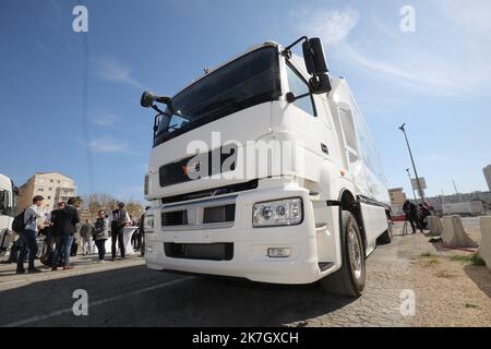 ©PHOTOPQR/NICE MATIN/Luc Boutria ; ; 24/03/2022 ; TOULON CAMION HYDROGENE SUR LE PORT DE TOULON CATHYOPE Port de Toulon, Village CATHyOPE (Embarquement Corse) : lancement du camion CATHyOPE Premier poids-lourd électrique-hydrogène de 44 Tonnen. Séance de roulage, une première mondiale. Toulon, Frankreich, märz 24. 2022 Einführung des CATHyOPE-Lastwagens, des ersten 44 Tonnen schweren Elektro-Wasserstoff-Lastwagens. Fahrsitzung, eine Weltneuheit. Stockfoto