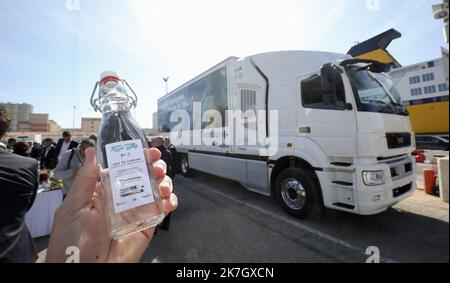 ©PHOTOPQR/NICE MATIN/Luc Boutria ; ; 24/03/2022 ; TOULON CAMION HYDROGENE SUR LE PORT DE TOULON CATHYOPE Port de Toulon, Village CATHyOPE (Embarquement Corse) : lancement du camion CATHyOPE Premier poids-lourd électrique-hydrogène de 44 Tonnen. Séance de roulage, une première mondiale. eau de Camion Toulon, Frankreich, märz 24. 2022 Einführung des CATHyOPE-Lkw, des ersten schweren Lastwagens mit 44 Tonnen Elektro-Wasserstoff. Fahrsitzung, eine Weltneuheit. Stockfoto