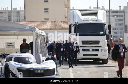 ©PHOTOPQR/NICE MATIN/Luc Boutria ; ; 24/03/2022 ; TOULON CAMION HYDROGENE SUR LE PORT DE TOULON CATHYOPE Port de Toulon, Village CATHyOPE (Embarquement Corse) : lancement du camion CATHyOPE Premier poids-lourd électrique-hydrogène de 44 Tonnen. Séance de roulage, une première mondiale. Toulon, Frankreich, märz 24. 2022 Einführung des CATHyOPE-Lastwagens, des ersten 44 Tonnen schweren Elektro-Wasserstoff-Lastwagens. Fahrsitzung, eine Weltneuheit. Stockfoto