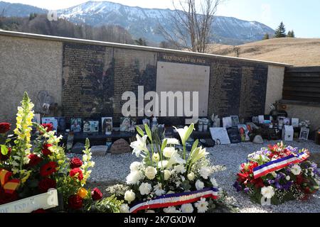 ©PHOTOPQR/LA PROVENCE/Duclet Stéphane ; Le Vernet ; 24/03/2022 ; Gedenken an den Crash der A320 der Germanwings ( vol 4U9525 ), Unfallprovokation par le Suicide du copilote Andreas Lubitz, qui a volontairement précipité son avion contre une montagne dans la commune de Prads Haute Bleone, dans les Alpes du Sud françaises, le 24. märz 2015. ICI, Ceremonie au cimetiere du Village. Ehrung für die Opfer des Flugzeugabsturzes von germanwings airbus A320 am 24. März 2022 Stockfoto