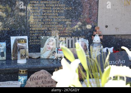 ©PHOTOPQR/LA PROVENCE/Duclet Stéphane ; Le Vernet ; 24/03/2022 ; Gedenken an den Crash der A320 der Germanwings ( vol 4U9525 ), Unfallprovokation par le Suicide du copilote Andreas Lubitz, qui a volontairement précipité son avion contre une montagne dans la commune de Prads Haute Bleone, dans les Alpes du Sud françaises, le 24. märz 2015. ICI, Ceremonie au cimetiere du Village. Ehrung für die Opfer des Flugzeugabsturzes von germanwings airbus A320 am 24. März 2022 Stockfoto