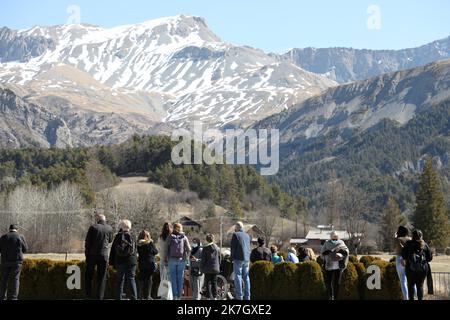 ©PHOTOPQR/LA PROVENCE/Duclet Stéphane ; Le Vernet ; 24/03/2022 ; Gedenken an den Crash der A320 der Germanwings ( vol 4U9525 ), Unfallprovokation par le Suicide du copilote Andreas Lubitz, qui a volontairement précipité son avion contre une montagne dans la commune de Prads Haute Bleone, dans les Alpes du Sud françaises, le 24. märz 2015. ICI, une ceremonie a été organisée sous une tente. Ehrung für die Opfer des Flugzeugabsturzes von germanwings airbus A320 am 24. März 2022 Stockfoto