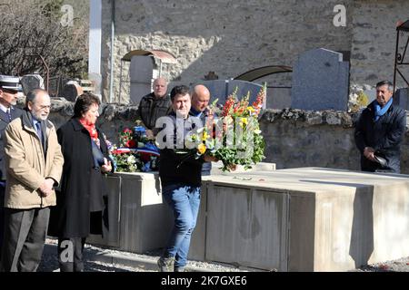 ©PHOTOPQR/LA PROVENCE/Duclet Stéphane ; Le Vernet ; 24/03/2022 ; Gedenken an den Crash der A320 der Germanwings ( vol 4U9525 ), Unfallprovokation par le Suicide du copilote Andreas Lubitz, qui a volontairement précipité son avion contre une montagne dans la commune de Prads Haute Bleone, dans les Alpes du Sud françaises, le 24. märz 2015. ICI, Ceremonie au cimetiere du Village. Ehrung für die Opfer des Flugzeugabsturzes von germanwings airbus A320 am 24. März 2022 Stockfoto