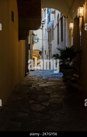 Eine schmale Straße in der Altstadt von Florenz, Italien Stockfoto