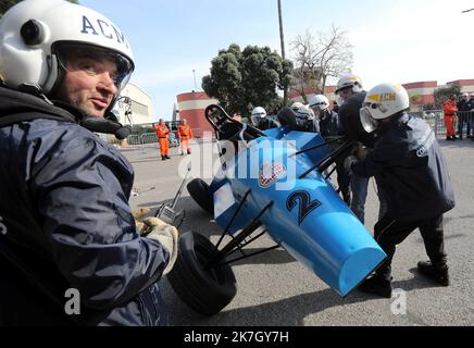 ©PHOTOPQR/NICE MATIN/Cyril Dodergny ; Monaco ; 26/03/2022 ; Monaco le 26/03/2022 - Chapiteau Fontvieille - Stade des Commissaires de Piste pour les Grands Prix de Monaco (F1, E-Prix et Historique) organisé par L'Automobile Club de Monaco (ACM). - Monaco, märz 26. 2022. Sicherheitstraining für Track Marshals für den Grand Prix von Monaco (F1, E-Prix und Historic) Stockfoto