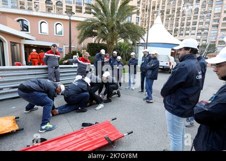 ©PHOTOPQR/NICE MATIN/Cyril Dodergny ; Monaco ; 26/03/2022 ; Monaco le 26/03/2022 - Chapiteau Fontvieille - Stade des Commissaires de Piste pour les Grands Prix de Monaco (F1, E-Prix et Historique) organisé par L'Automobile Club de Monaco (ACM). - Monaco, märz 26. 2022. Sicherheitstraining für Track Marshals für den Grand Prix von Monaco (F1, E-Prix und Historic) Stockfoto