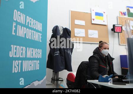 ©Pierre Teyssot/MAXPPP ; Ukrainisches Flüchtlingszentrum in Bozen, Südtirol. Bozen, Italien am 29. März 2022. Ukrainische Flüchtlinge sind in einem Rotkreuzzentrum in Norditalien willkommen, wo sie Covid-19-Test, medizinische Hilfe und Unterstützung erhalten. Volontarius-Assistent. â© Pierre Teyssot/Maxppp Stockfoto