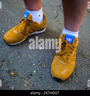 ©Michael Bunel / Le Pictorium/MAXPPP - slaviansk 14/05/2014 Michael Bunel / Le Pictorium - 14/05/2014 - Ukraine / Donbass / slaviansk - UN fixer avec des adidas aux couleurs du drapeau Ukrainien (bleu et jaune). Photographie realisee d'Odessa a l'Oblast du Donbass ou des forces separatistes pro russes venaient de prendre le controle de plusieurs villes. Le Debut d'une guerre de Position qui s'etait transforme en 2014 en une tentative d'envahissement de l'Ukraine par la Russie. / 14/05/2014 - Ukraine / Donbass / slaviansk - Ein Stare mit adidas in den Farben der ukrainischen Flagge (blau und yello Stockfoto