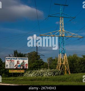 ©Michael Bunel / Le Pictorium/MAXPPP - A REMPLIR 11/05/2014 Michael Bunel / Le Pictorium - 11/05/2014 - Ukraine / Donbass - un pylone Electrique au couleur du drapeau Ukrainien. Photographie realisee d'Odessa a l'Oblast du Donbass ou des forces separatistes pro russes venaient de prendre le controle de plusieurs villes. Le Debut d'une guerre de Position qui s'etait transforme en 2014 en une tentative d'envahissement de l'Ukraine par la Russie. / 11/05/2014 - Ukraine / Donbass - ein elektrischer Mast in der Farbe der ukrainischen Flagge. Foto aus Odessa, um den Donbass Oblast, wo pro-Ru Stockfoto