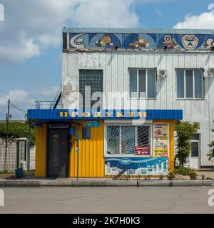 ©Michael Bunel / Le Pictorium/MAXPPP - Odessa 10/05/2014 Michael Bunel / Le Pictorium - 10/05/2014 - Ukraine / Donbass / Odessa - Une echoppe aux couleurs du drapeau Ukraine (bleu et jaune). Photographie realisee d'Odessa a l'Oblast du Donbass ou des forces separatistes pro russes venaient de prendre le controle de plusieurs villes. Le Debut d'une guerre de Position qui s'etait transforme en 2014 en une tentative d'envahissement de l'Ukraine par la Russie. / 10/05/2014 - Ukraine / Donbass / Odessa - Eine Kirche mit den Farben der ukrainischen Flagge (blau und gelb). Foto von Odess Stockfoto