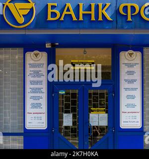 ©Michael Bunel / Le Pictorium/MAXPPP - Donetsk 10/05/2014 Michael Bunel / Le Pictorium - 10/05/2014 - Ukraine / Donbass / Donetsk - Devanture d'une banque aux couleurs du drapeau Ukrainien (bleu et jaune). Photographie realisee d'Odessa a l'Oblast du Donbass ou des forces separatistes pro russes venaient de prendre le controle de plusieurs villes. Le Debut d'une guerre de Position qui s'etait transforme en 2014 en une tentative d'envahissement de l'Ukraine par la Russie. / 10/05/2014 - Ukraine / Donbass / Donezk - Vorderseite einer Bank in den Farben der ukrainischen Flagge (blau und gelb). Photograp Stockfoto