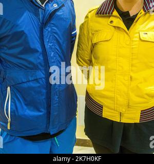 ©Michael Bunel / Le Pictorium/MAXPPP - Donetsk 12/05/2014 Michael Bunel / Le Pictorium - 12/05/2014 - Ukraine / Donbass / Donetsk - Deux fixers ont associes leurs vetements aux couleurs du drapeau Ukrainien (bleu et jaune). Photographie realisee d'Odessa a l'Oblast du Donbass ou des forces separatistes pro russes venaient de prendre le controle de plusieurs villes. Le Debut d'une guerre de Position qui s'etait transforme en 2014 en une tentative d'envahissement de l'Ukraine par la Russie. / 12/05/2014 - Ukraine / Donbass / Donezk - zwei Fixierer kombinierten ihre Kleidung mit den Farben der Ukra Stockfoto