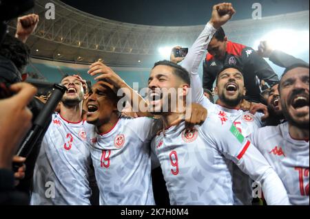 ©Yassine Mahjoub/MAXPPP - 30/03/2022 Tunesiens Spieler feiern am 29. März 2022 im Olympiastadion Hamadi Agrebi in der Stadt Rades die Qualifikation zum Fußballspiel der afrikanischen Qualifikanten der Qatar World Cup 2022 zwischen Tunesien und Mali. - Tunesien sicherte sich einen Platz bei der WM 2022 in Katar, obwohl Mali im zweiten Teil eines afrikanischen Play-Offs 0-0 zu Hause gehalten hat. (Foto von Yassine Mahjoub / MAXPPP) Stockfoto