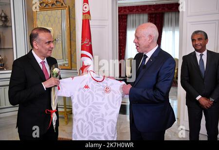 ©Yassine Mahjoub/MAXPPP - 31/03/2022 Wadii El Jari(L) der Präsident des tunesischen Fußballverbands übergibt dem Präsidenten der Republik Tunesien das Nationalmannschaftstrikot... Tunis, Tunesien 30. März 2022. Der Präsident der Republik Kais Saied empfängt die tunesische Fußballnationalmannschaft im Carthage Palace, nachdem er sich für die Weltmeisterschaft 2022 in Katar qualifiziert hat. (Präsidentenamt) Stockfoto