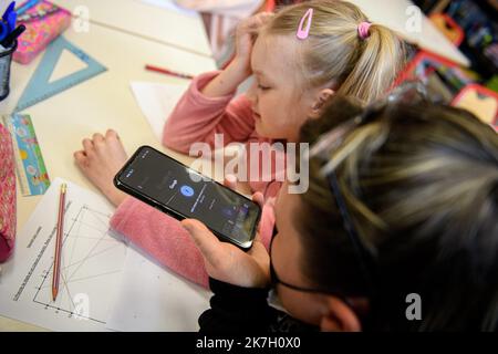 ©PHOTOPQR/VOIX DU Nord/PASCAL BONNIERE ; 31/03/2022 ; ALLENNES LES MARAIS 31.03.2022 Integration des enfants Ukraine, en ecole primaire et maternelle . Diana est en primaire , l Integration est plus difficile et elle est fatiguee . Utilization du telephone pour faire des traductions PHOTO PASCAL BONNIERE / LA VOIX DU Nord - Integration ukrainischer Kinder in Primär- und Kindergärten . Diana ist in der Grundschule, Integration ist schwieriger und sie ist müde. Stockfoto