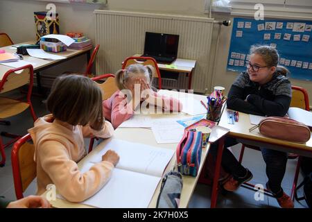 ©PHOTOPQR/VOIX DU Nord/PASCAL BONNIERE ; 31/03/2022 ; ALLENNES LES MARAIS 31.03.2022 Integration des enfants Ukraine, en ecole primaire et maternelle . Diana est en primaire , l Integration est plus difficile et elle est fatiguee . FOTO PASCAL BONNIERE / LA VOIX DU Nord - Integration ukrainischer Kinder in Primär- und Kindergärten . Diana ist in der Grundschule, Integration ist schwieriger und sie ist müde. Stockfoto