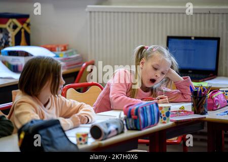 ©PHOTOPQR/VOIX DU Nord/PASCAL BONNIERE ; 31/03/2022 ; ALLENNES LES MARAIS 31.03.2022 Integration des enfants Ukraine, en ecole primaire et maternelle . Diana est en primaire , l Integration est plus difficile et elle est fatiguee . FOTO PASCAL BONNIERE / LA VOIX DU Nord - Integration ukrainischer Kinder in Primär- und Kindergärten . Diana ist in der Grundschule, Integration ist schwieriger und sie ist müde. Stockfoto