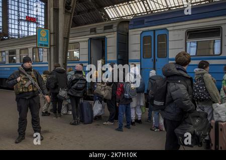 ©Jair Cabrera Torres / Le Pictori/MAXPPP - Kiew 22/03/2022 Jair Cabrera Torres / Le Pictorium - 22/3/2022 - Ukraine / Kiew - Arrivees et departes de personnes fuyant les bombardements russes en Ukraine / 22/3/2022 - Ukraine / Kiew - Ankunft und Abreise von Menschen, die vor russischen Bombardierungen in der Ukraine fliehen Stockfoto